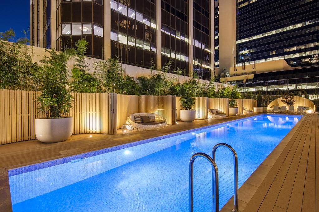 Skye Hotel Suites Parramatta Exterior foto The pool at the hotel
