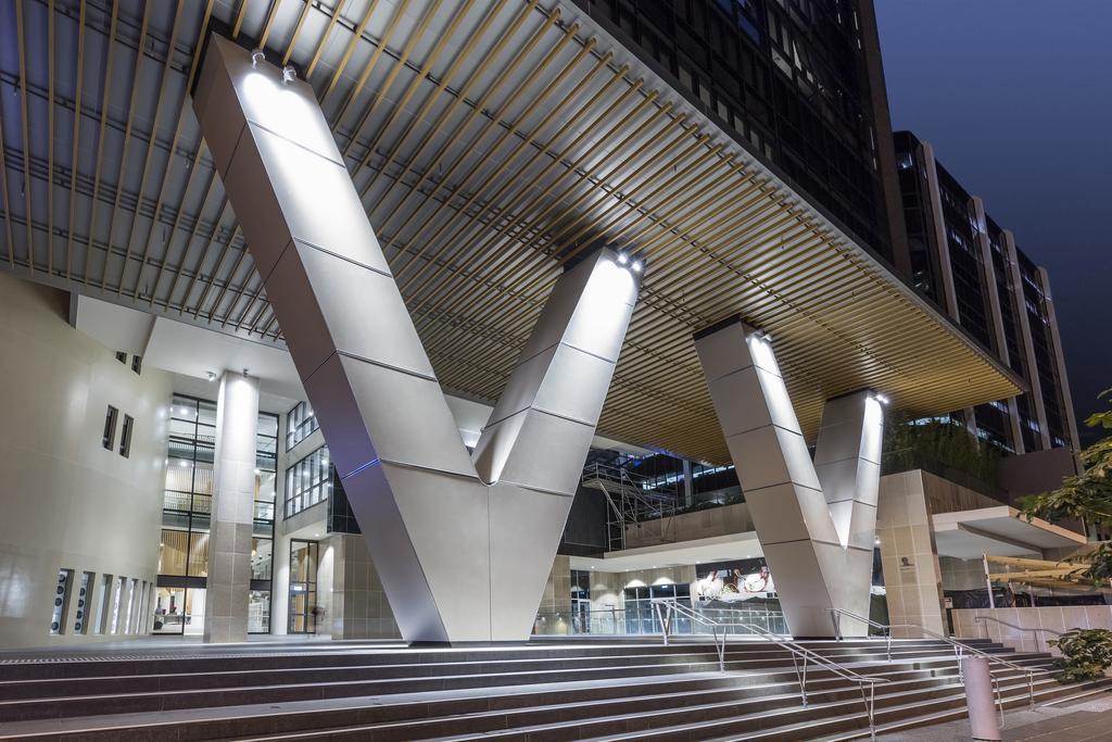 Skye Hotel Suites Parramatta Exterior foto The V-shaped columns at the entrance of the station