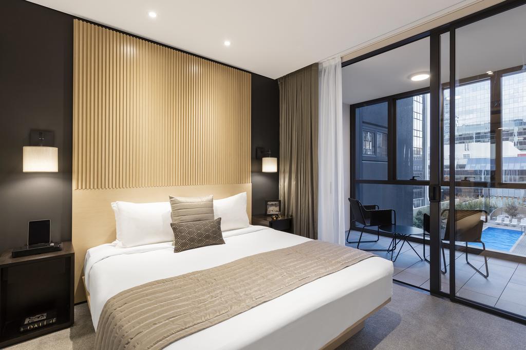 Skye Hotel Suites Parramatta Exterior foto A bedroom at the hotel