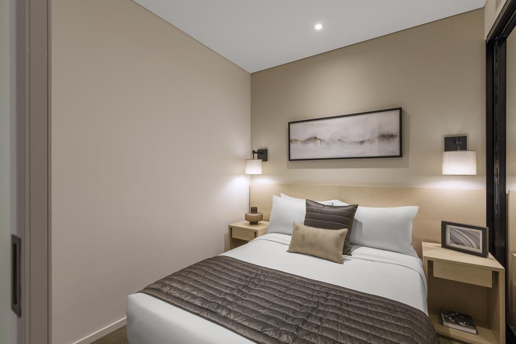 Skye Hotel Suites Parramatta Exterior foto A bedroom