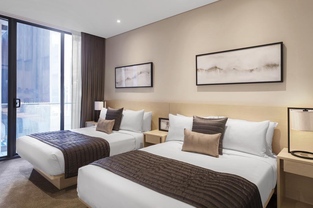 Skye Hotel Suites Parramatta Exterior foto A typical bedroom at the hotel