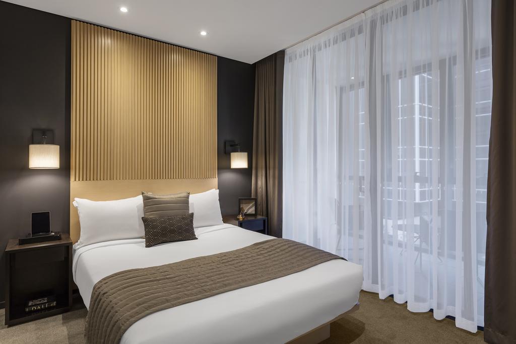 Skye Hotel Suites Parramatta Exterior foto A bedroom at the hotel