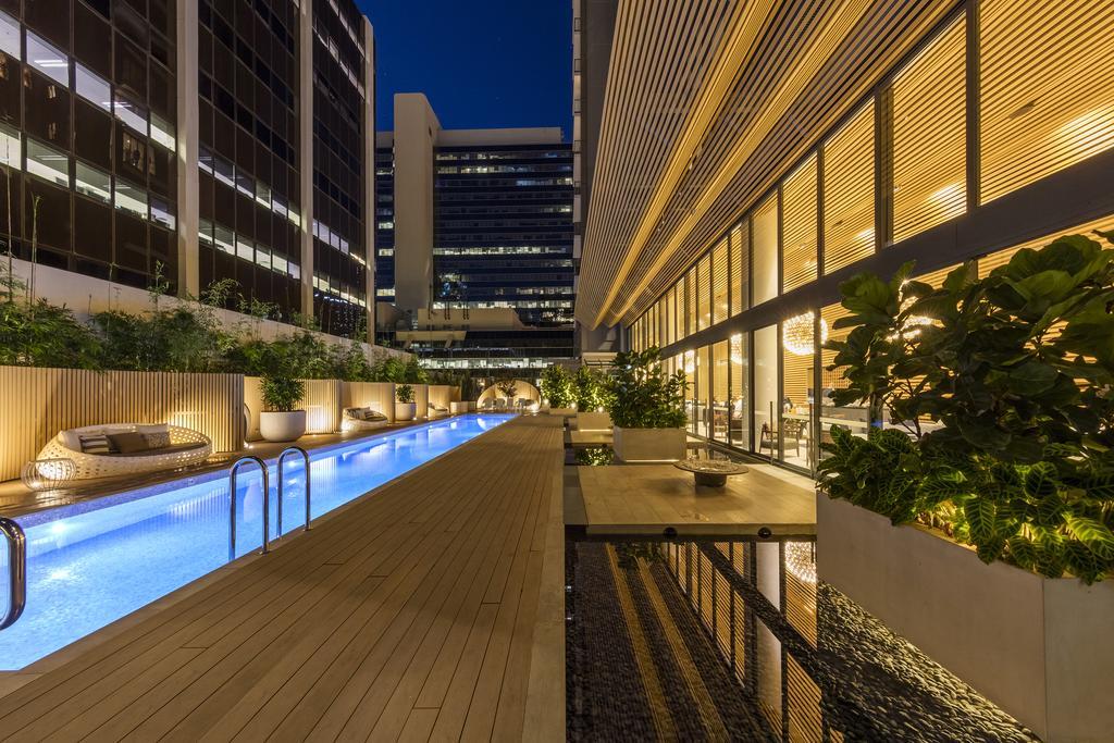 Skye Hotel Suites Parramatta Exterior foto The rooftop pool at the hotel