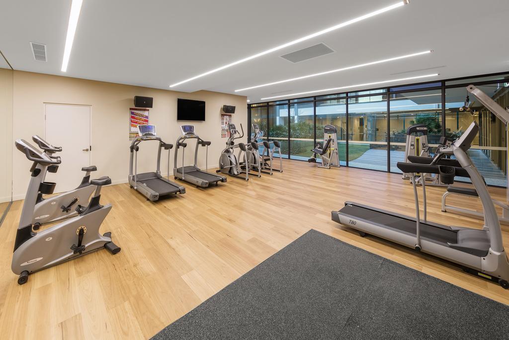 Skye Hotel Suites Parramatta Exterior foto The gym at the hotel