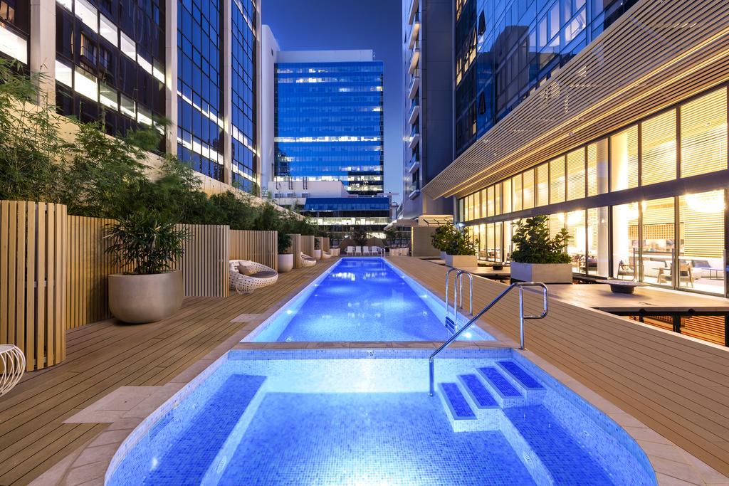 Skye Hotel Suites Parramatta Exterior foto The pool at the hotel