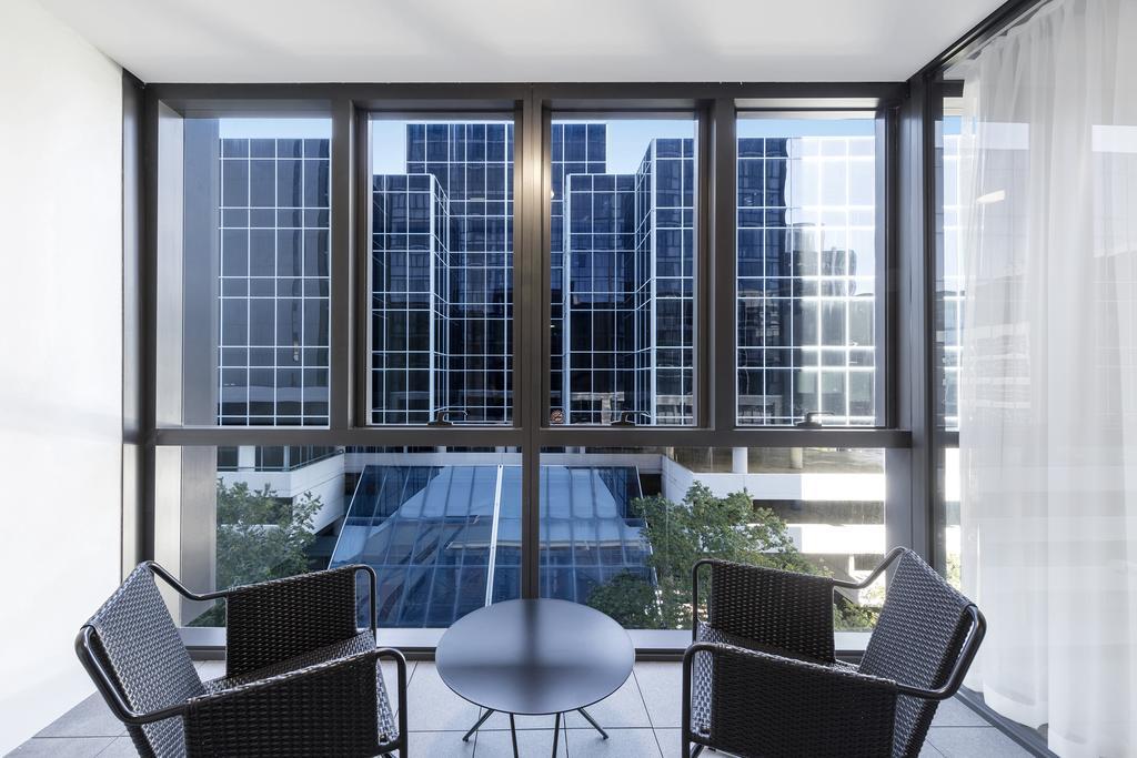 Skye Hotel Suites Parramatta Exterior foto A typical apartment balcony