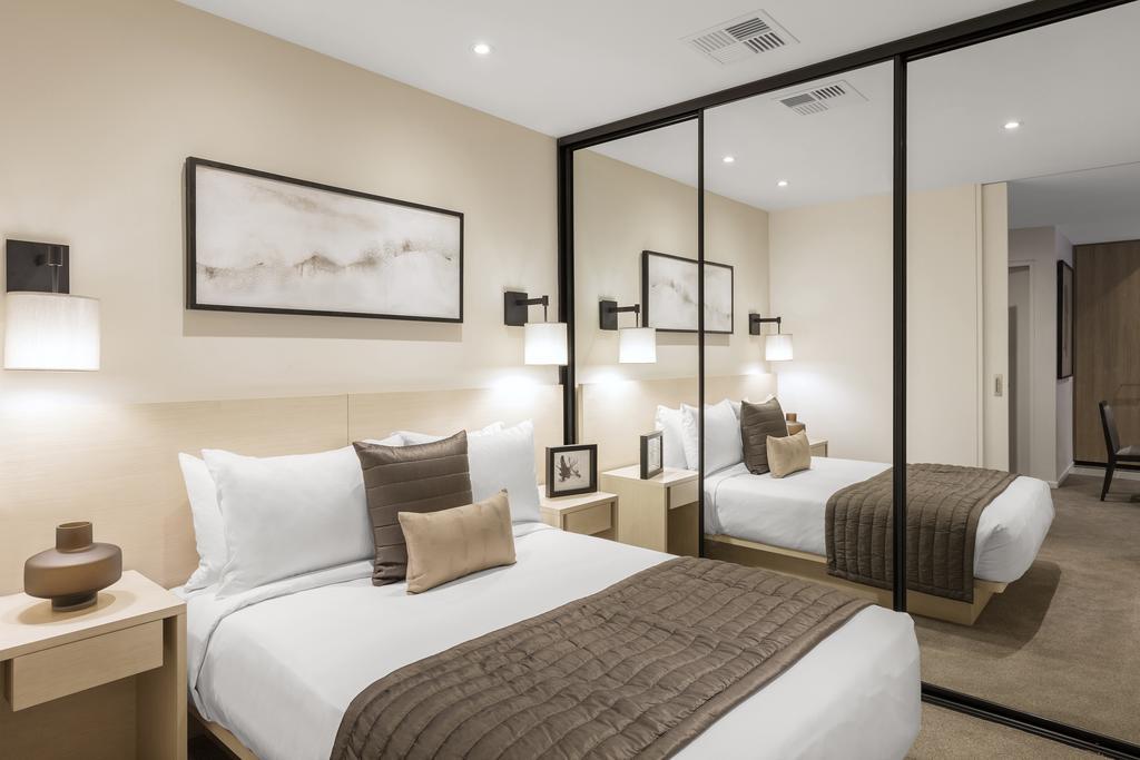 Skye Hotel Suites Parramatta Exterior foto A bedroom at the hotel