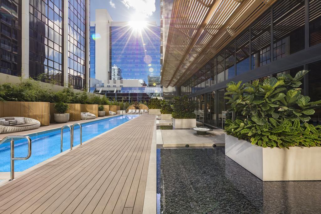 Skye Hotel Suites Parramatta Exterior foto The pool at the rooftop of the hotel